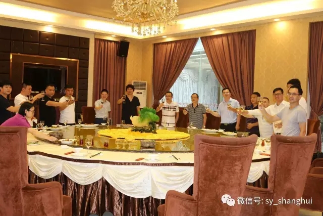 副會(huì)長(zhǎng)彭修宏在聚豪園林午宴歡迎大家!