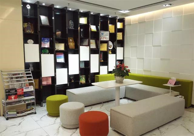 客戶不會(huì)因?yàn)槲覀兊漠a(chǎn)品感動(dòng),客戶只會(huì)因?yàn)槲覀兊膯T工而感動(dòng)!