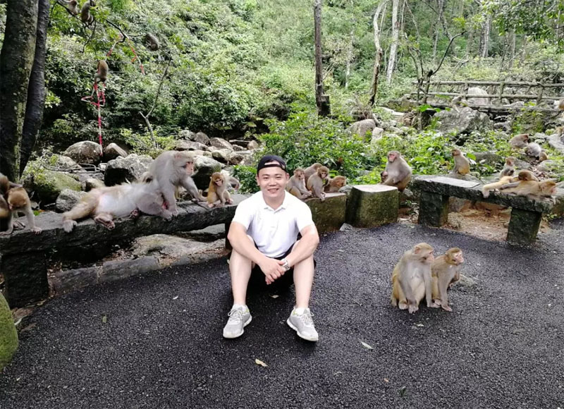 同事&ldquo;猴（侯）哥&rdquo;與他的猴弟猴孫們來了張親密合影，他經(jīng)常說自己是美猴王，果然來到此地享受了一番當(dāng)王的感覺哈