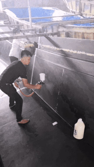 工人在FRP船模上噴涂蜜蠟HydroSpeed。它可以節省時間，勞動力和金錢！