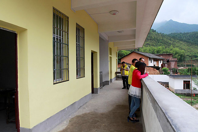 梅嶺小學位置較偏僻,在群山懷抱之中